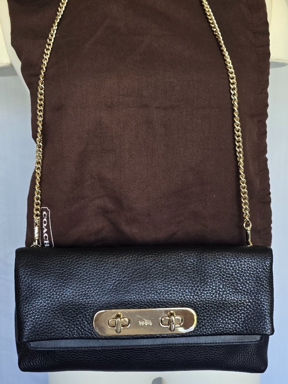 Coach Swagger Clutch Crossbody Bag Black Pebbled Leather Gold Turnlock Chain